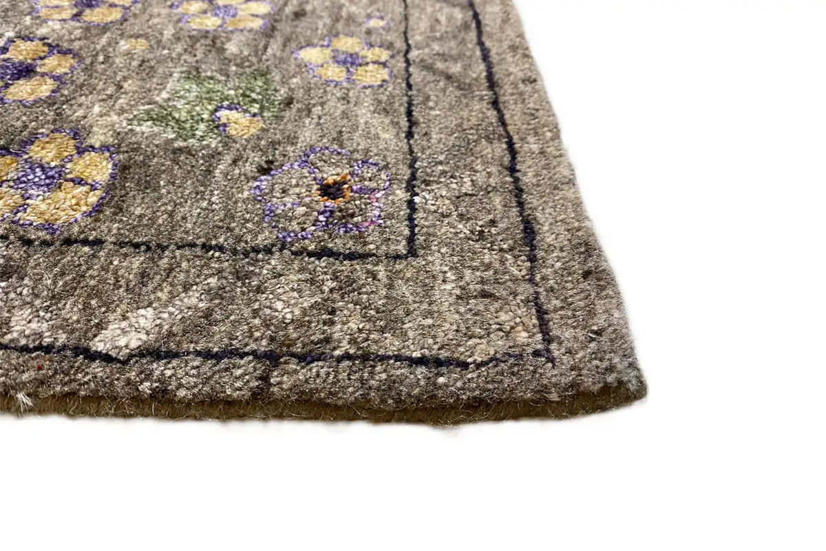 Carpet corner with gray pile and bound edge, pile edge with a higher edge finish