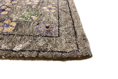 Carpet corner with gray pile and bound edge, pile edge with a higher edge finish