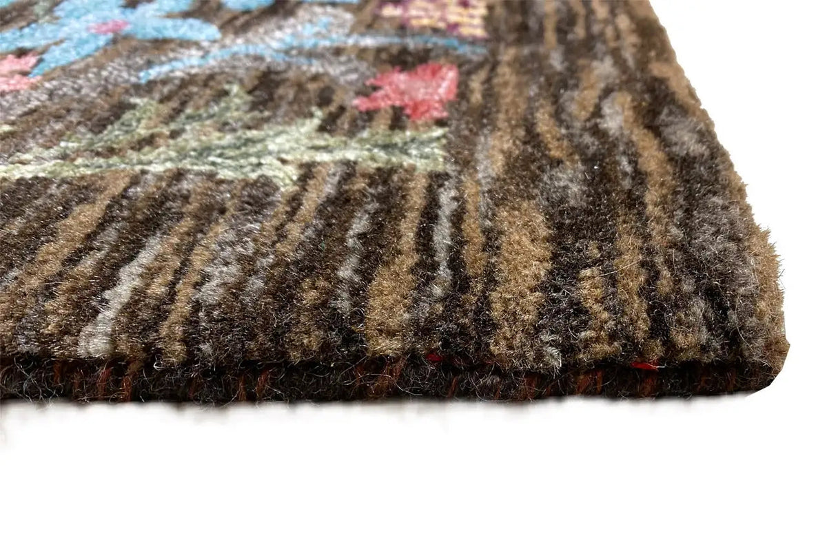 Designer rug 3390: Close-up of the rug edge with dense pile and multicolored patterns