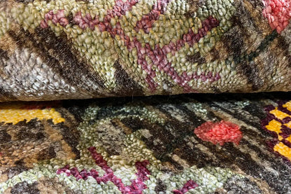 Designer rug 3390: Detail of the pile structure with colorful floral and striped motifs