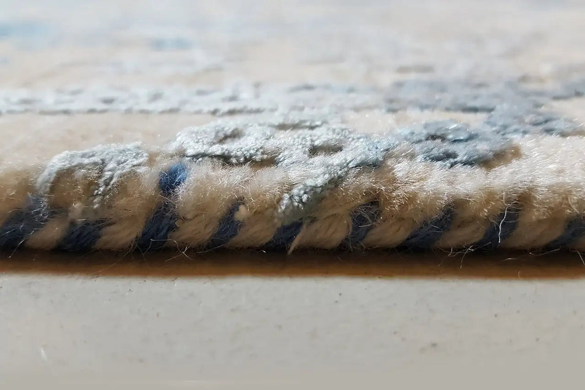 Carpet edge with blue yarn fringes and dense pile structure