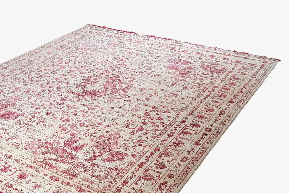 Rug with floral vintage ornaments, cream and pink, border around the edge