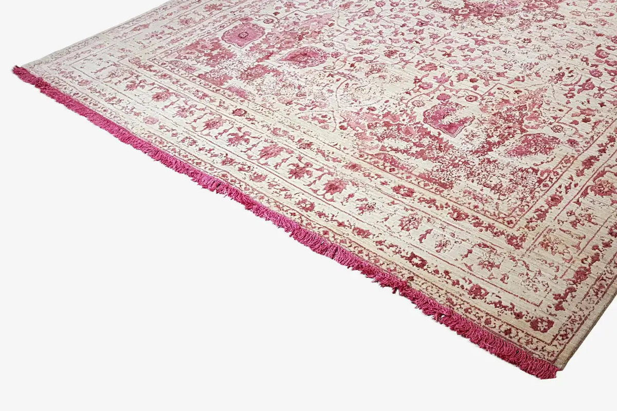 Rug edge with fringe, cream-colored base with pink pattern