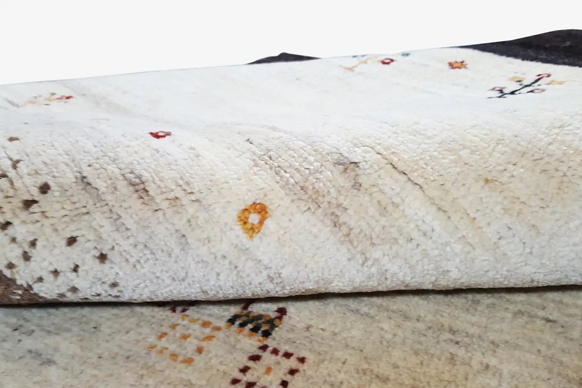 Gabbeh rug 175×117 cm: close-up of the relief-like pile surface in cream