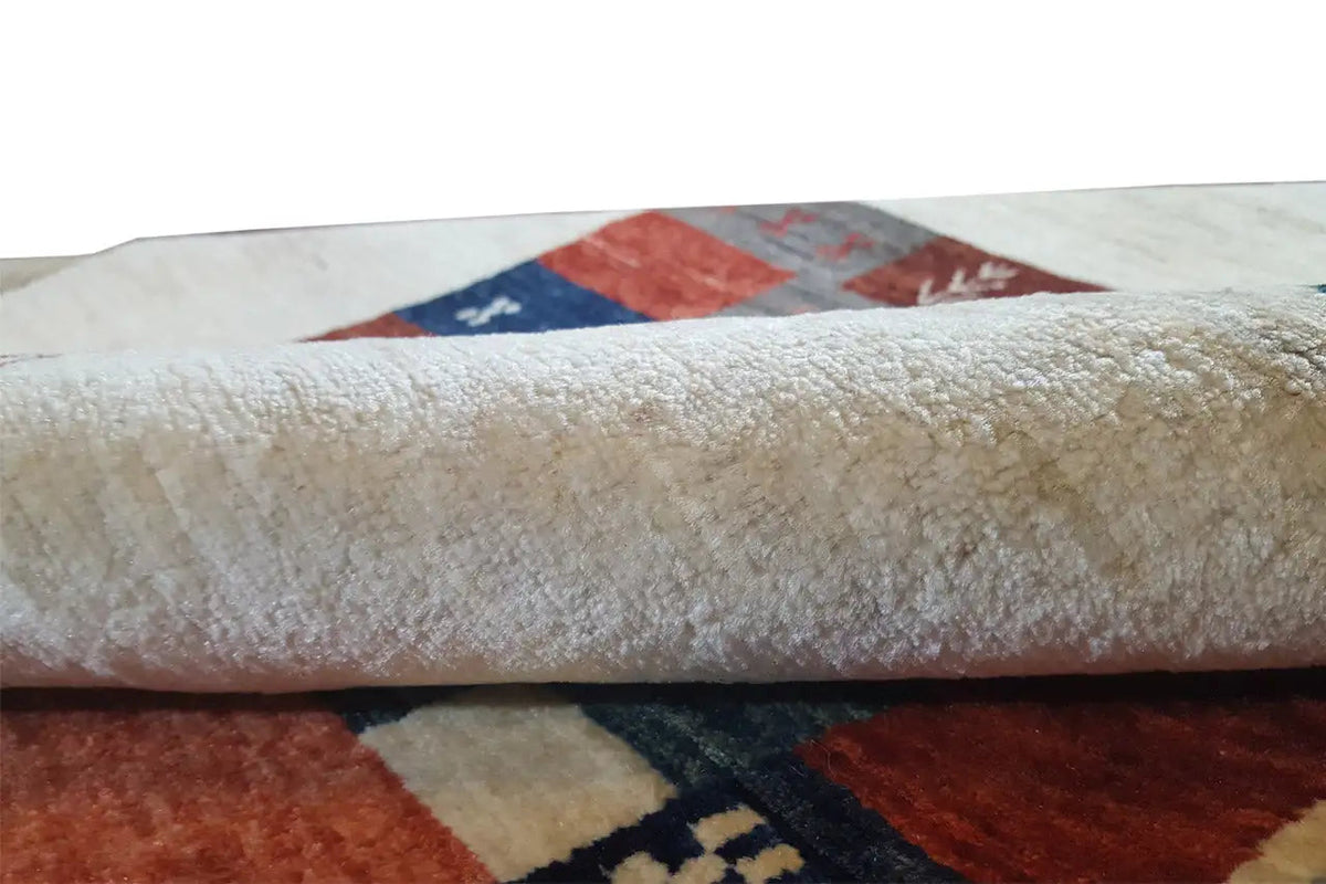 Pure new wool surface with an even pile and a clearly defined edge on the rug