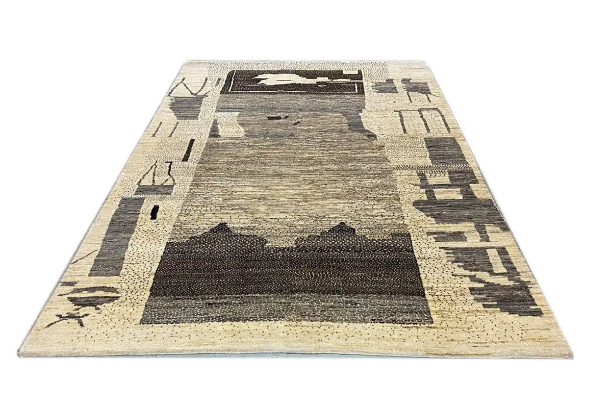 Lori Gabbeh rug, wide central pattern with dark areas on a beige background