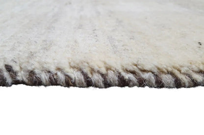 Close-up of the fringe: beige rug with dark brown edge fringe