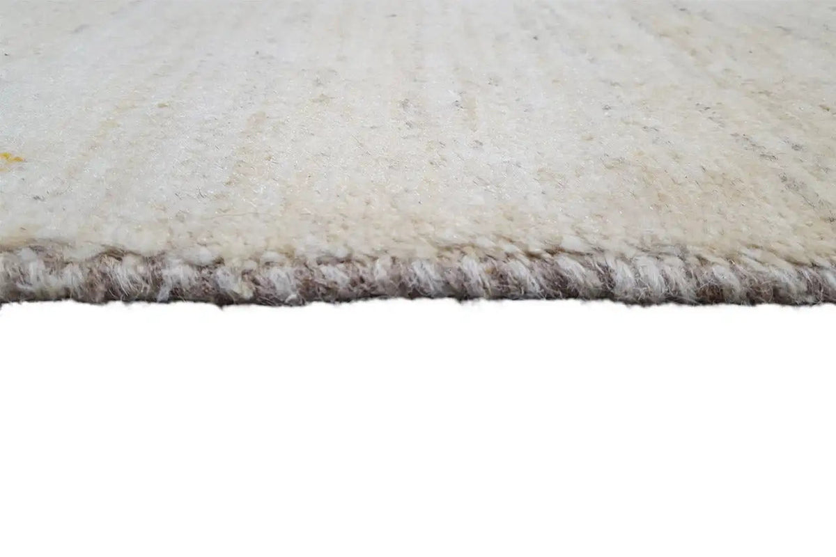 Gabbeh rug: beige pile and short fringe along the edge, fiber detail