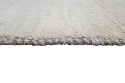 Gabbeh rug: beige pile and short fringe along the edge, fiber detail