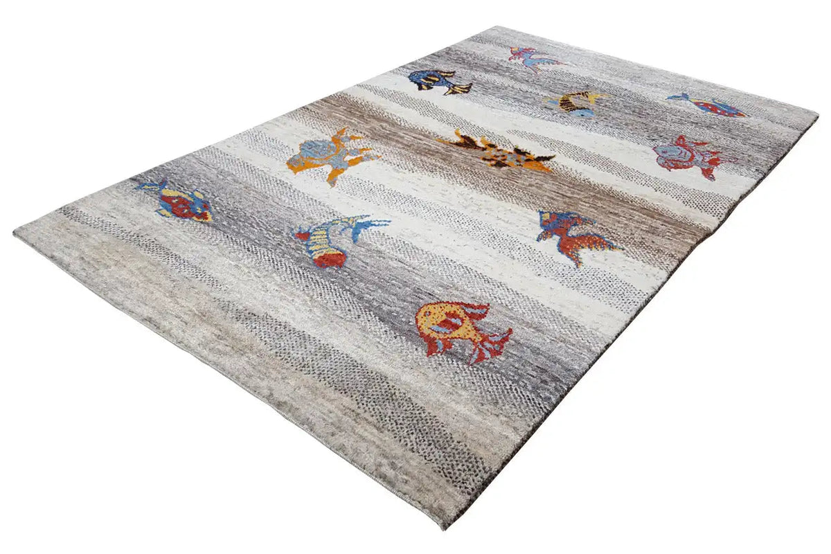 Rug in a diagonal pattern: animal motifs on a light background, multicolored, striped