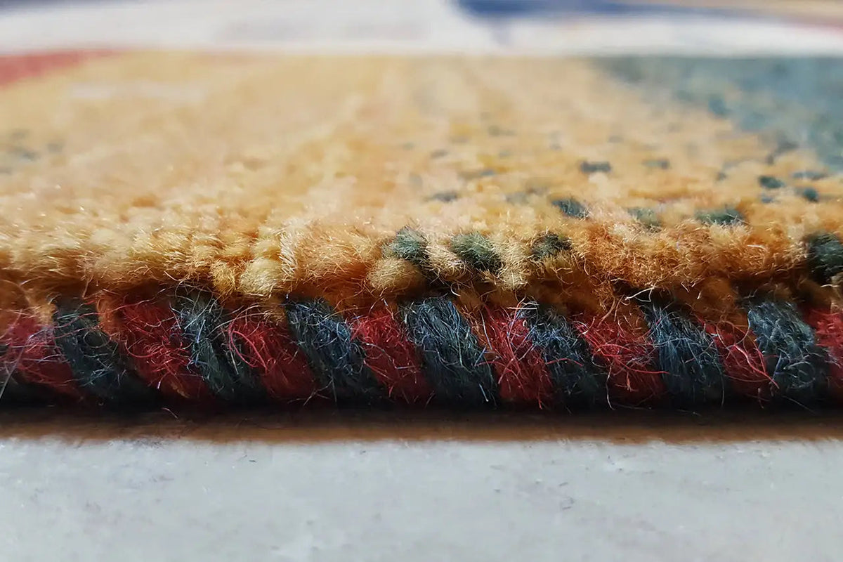 Lori Gabbeh rug: dyed rug edge with short, multicolored fringes