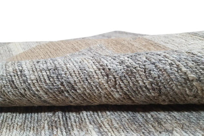 Close-up: woven kilim rug with a gray and beige thread pattern