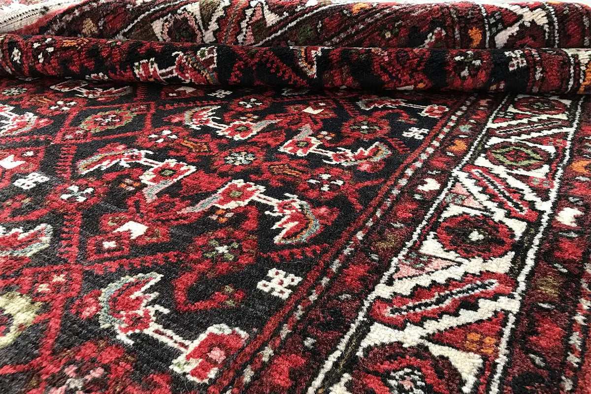 Runner edge with a rolled appearance: red pattern and striped border