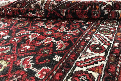 Runner edge with a rolled appearance: red pattern and striped border