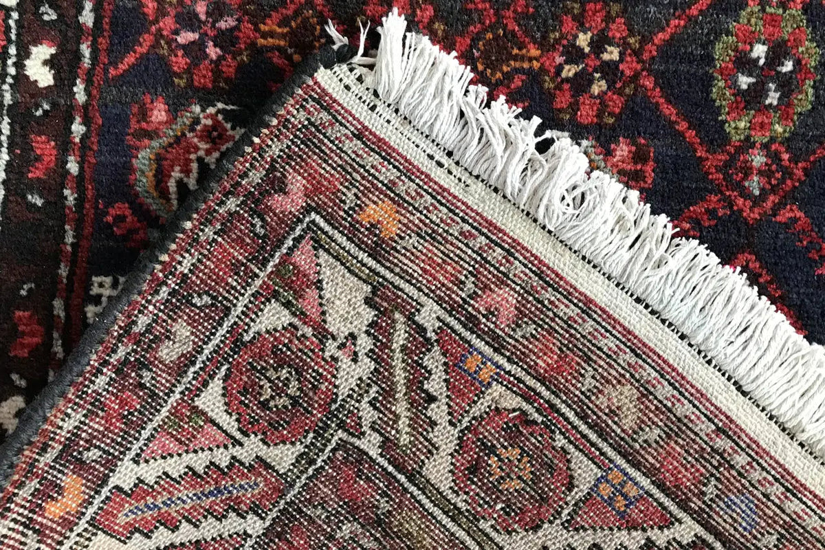 Corner with fringes: dark red runner with a decorative border area