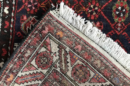 Corner with fringes: dark red runner with a decorative border area