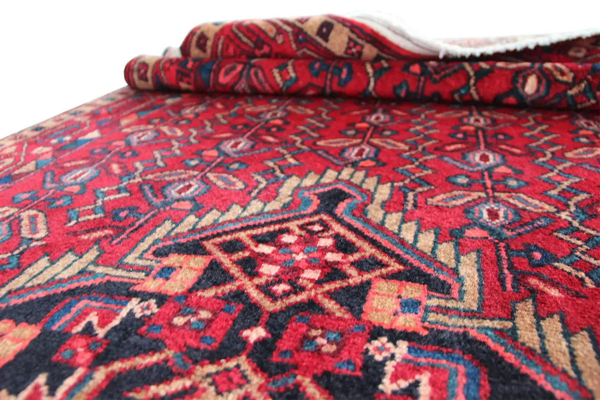 Hamadan runner 369x108 cm close-up, dense red and blue pattern with fringes