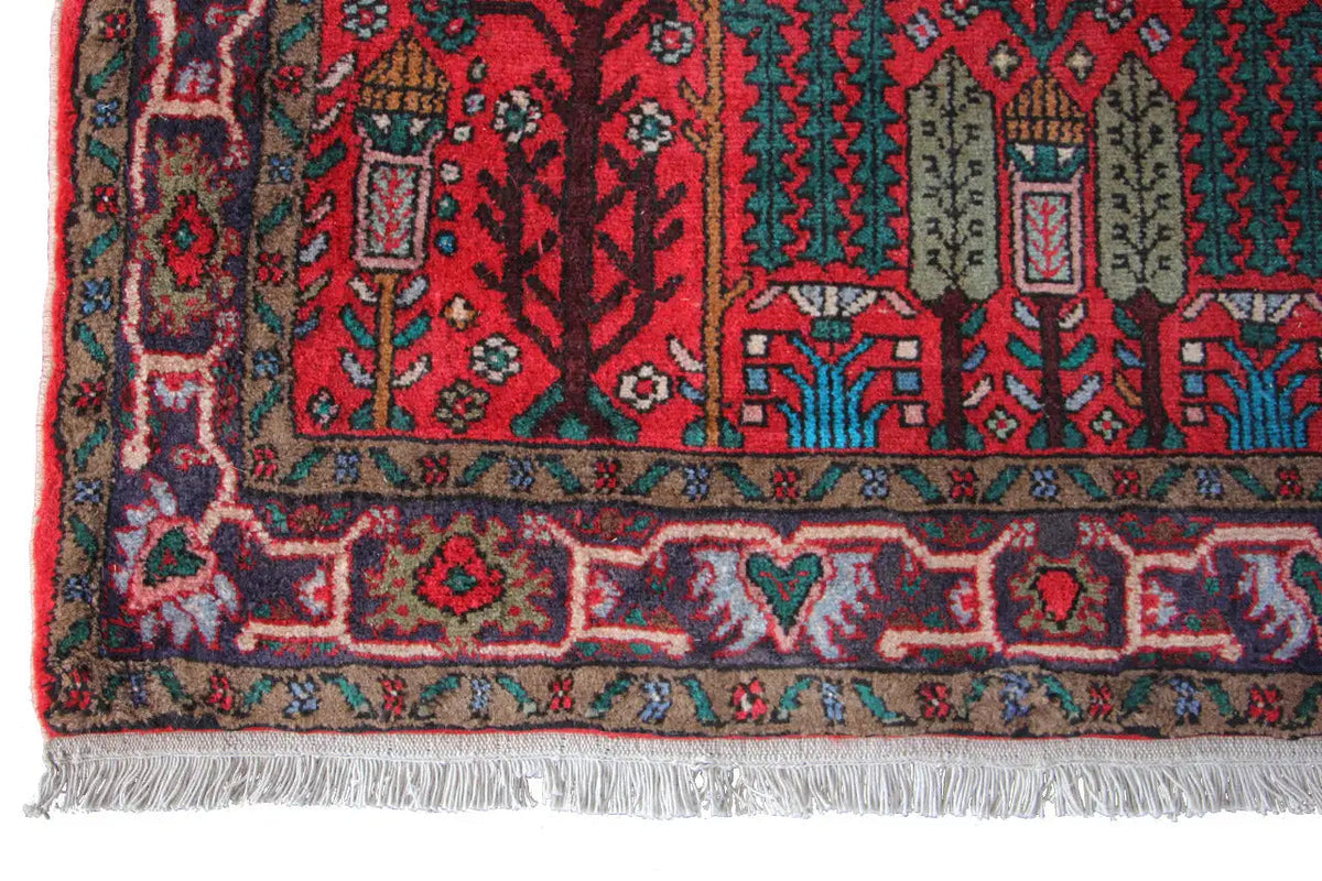 Hamadan runner close-up, bottom: border with ornaments, fringes along the edge, and a red field.