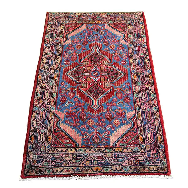 Hamadan rug (132x80 cm) with blue field, red decorative pattern, and fringes