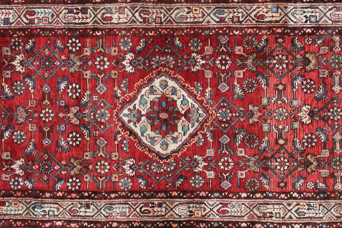 Hamadan runner: red runner with a central diamond motif and decorative border