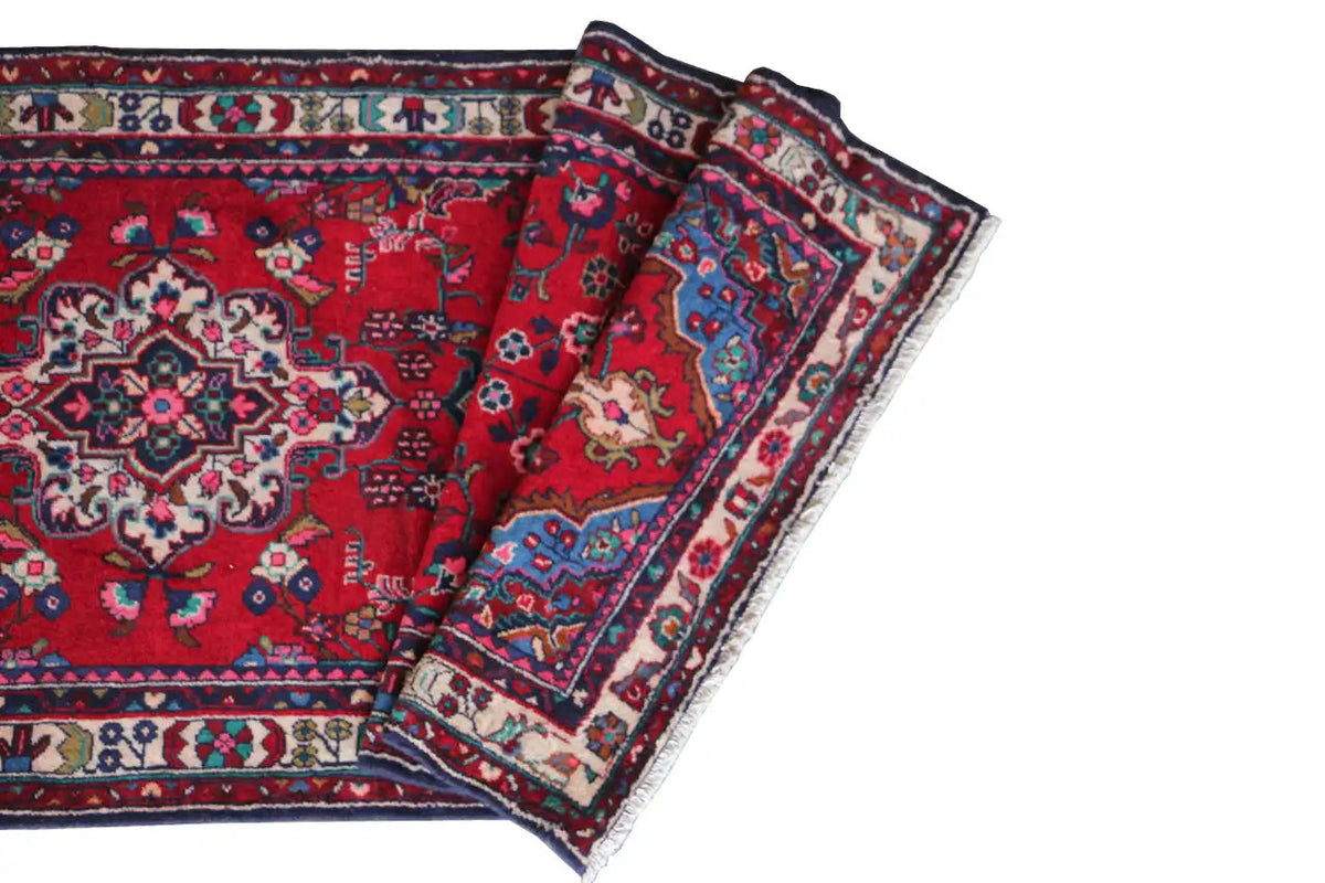 Hamadan runner: red pattern with borders, rolled up at the sides