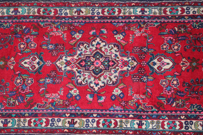 Hamadan runner: detailed view, red field with floral patterns and decorative border