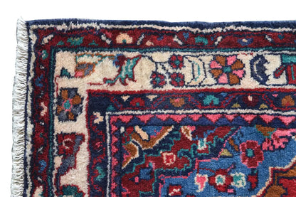 Hamadan runner: close-up of the edge with fringe and a blue-red pattern