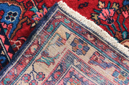Hamadan rug: close-up of the woven pattern, red, blue and beige