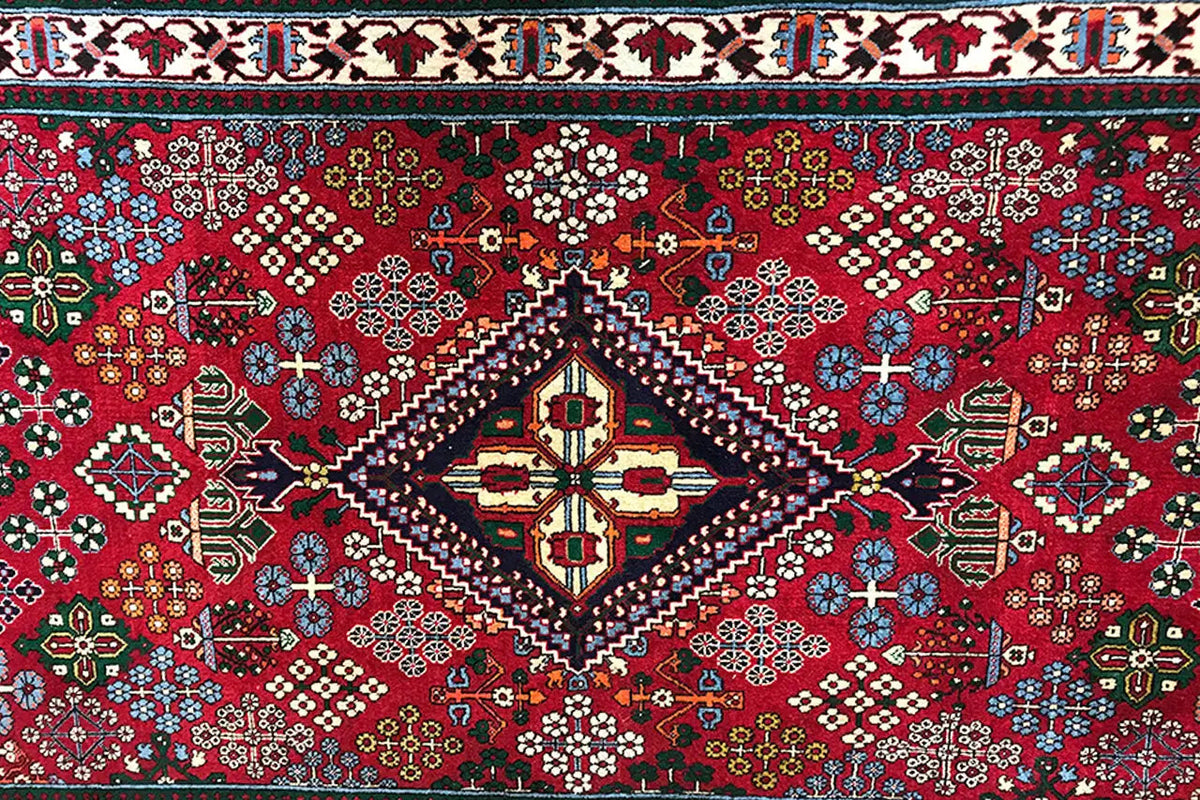 Josheghan runner 370x112 cm - close-up of the red pattern with star-shaped ornaments