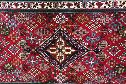 Josheghan runner 370x112 cm - close-up of the red pattern with star-shaped ornaments