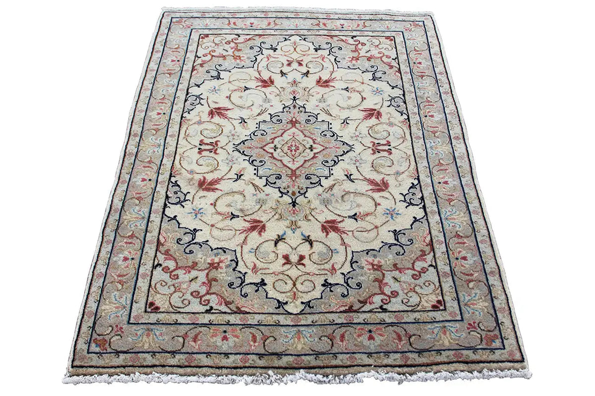 Beige Keshan rug with baroque floral ornament in the border, 147x102 cm