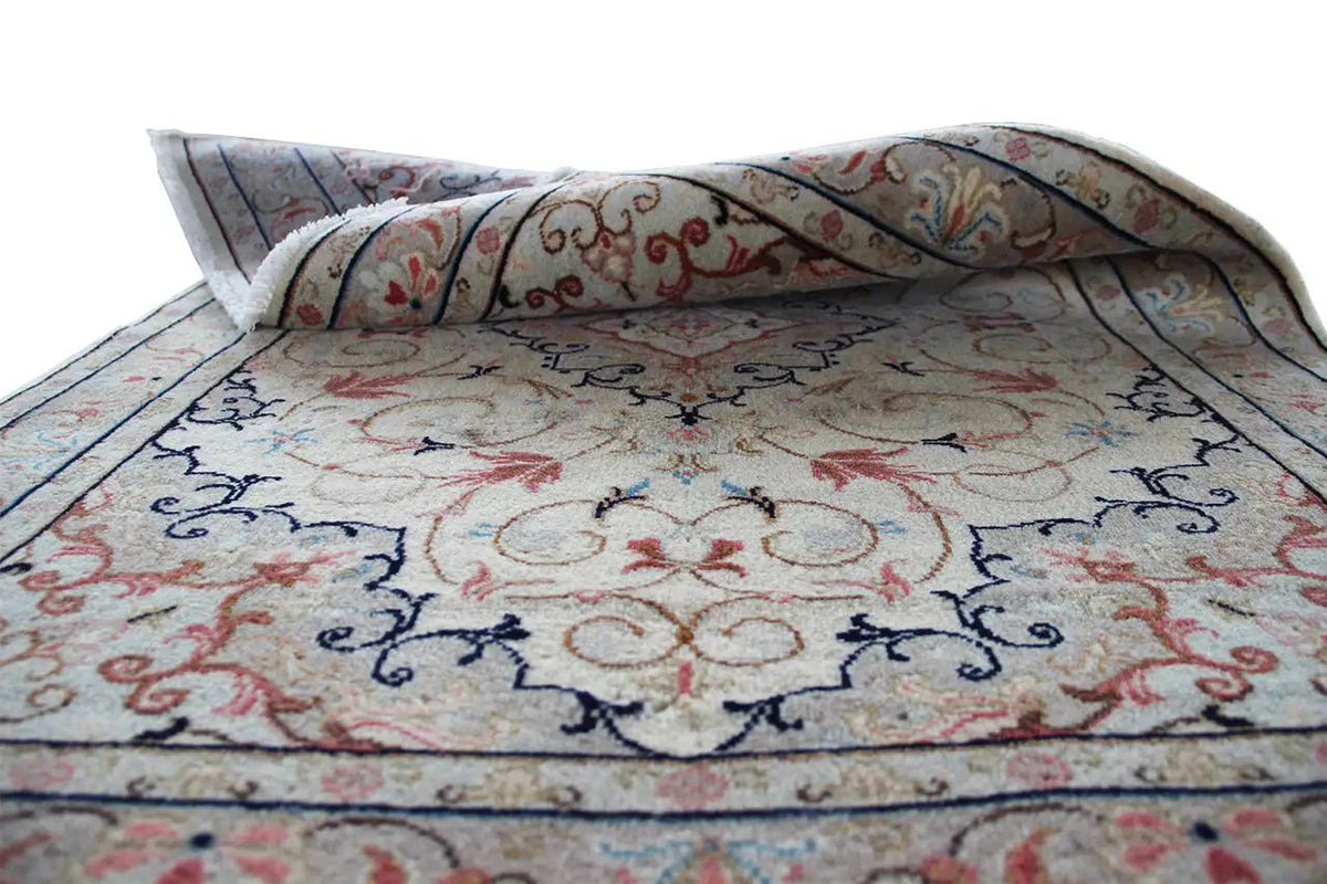 Keshan rug, beige pattern with fine blue-red linear ornaments