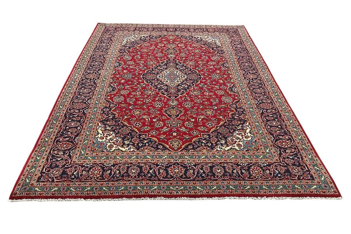 Red Keshan rug with an ornamental central medallion and border, 353x247 cm