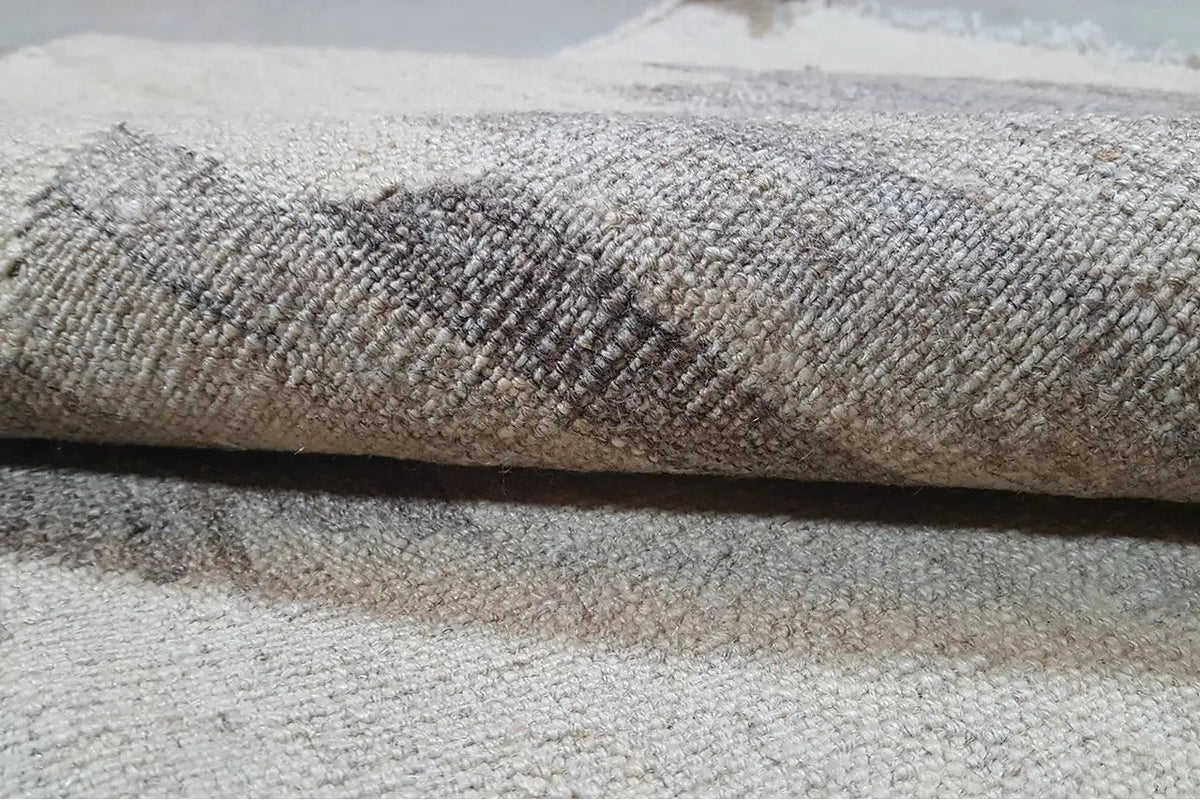 Rug edge of a Kilim-Qashqai: woven pile, beige yarn with a gray stripe