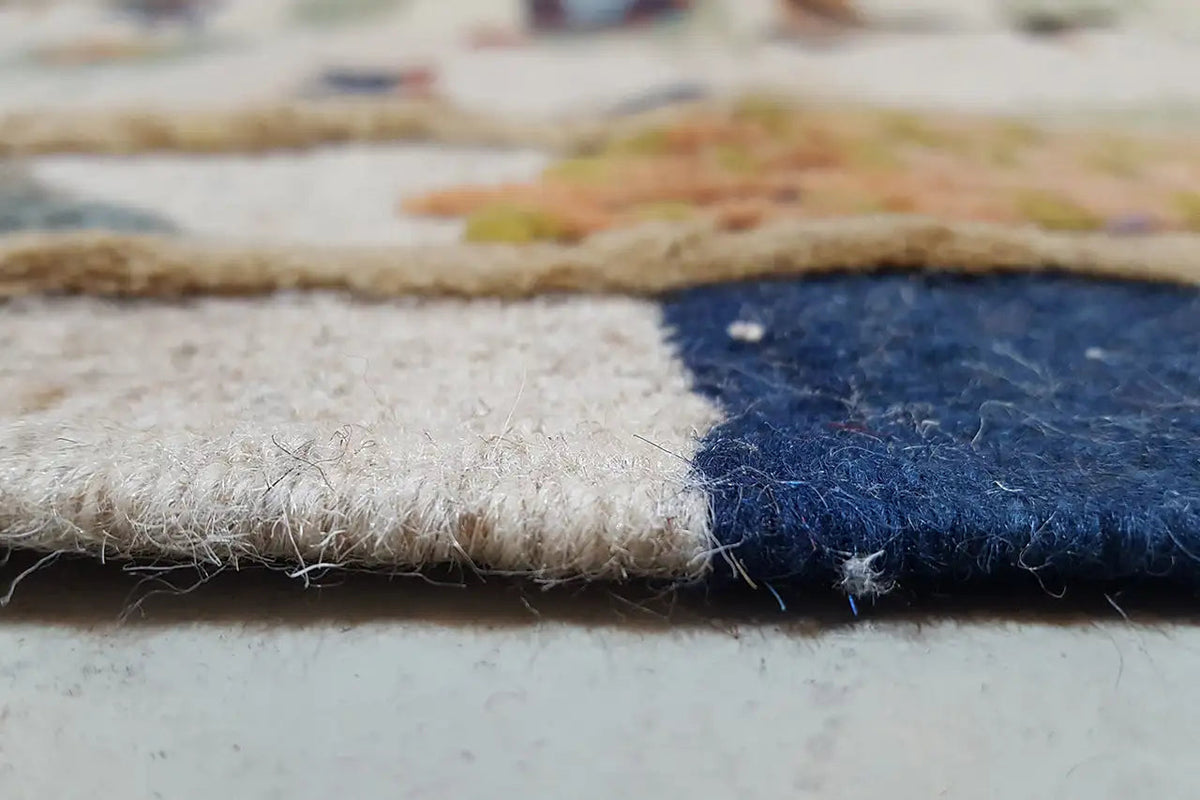 Kilim Qashqai rug, close-up of the edge with fringe and a colored selvedge