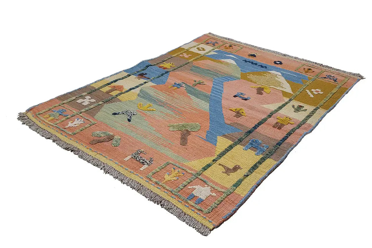 Kilim Qashqai rug, diagonal view, geometric pattern in pastel colors
