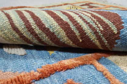 Close-up of the Kilim Qashqai rug: woven stripes and colorful fringe along the edge