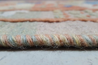 Close-up: carpet edge with natural fringes and a twisted woven border