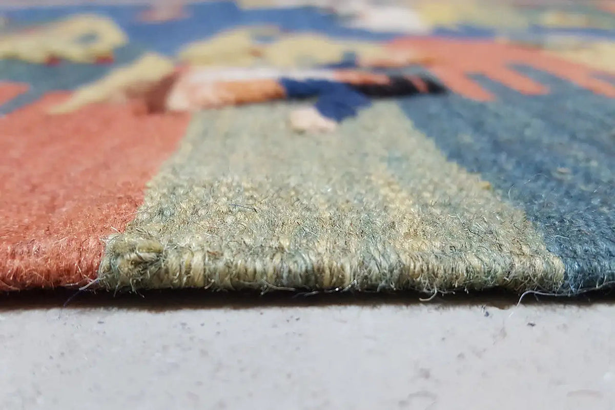 Rug edge with fringes and a woven texture in blue and beige