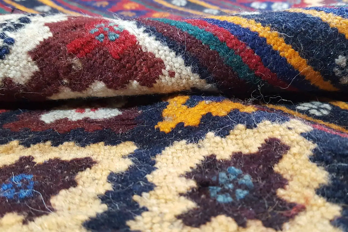 Kilim Sirjan 905433 Detail: colored diamonds and stripes, woven pile texture