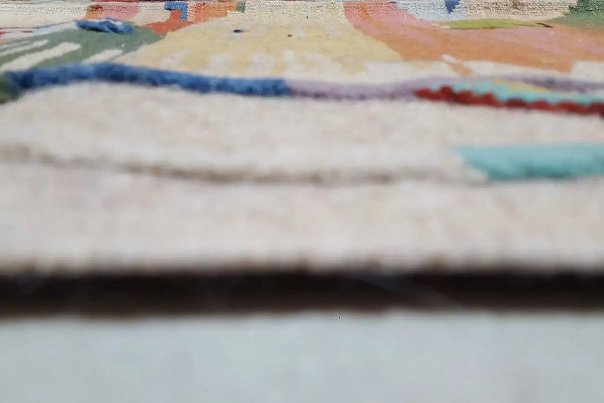 Close-up at the edge of the Kilim Qashqai rug with a woven border