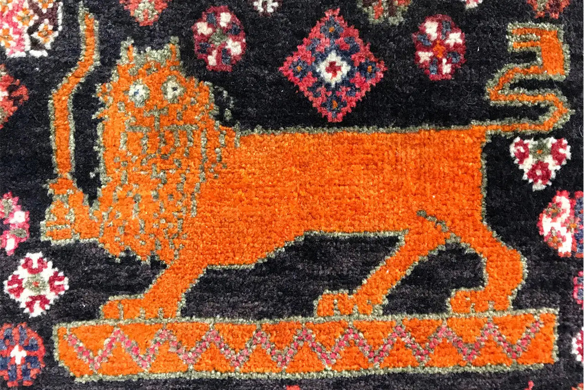 Carpet Poschti Qashqai close-up: orange animal figure with colorful ornament