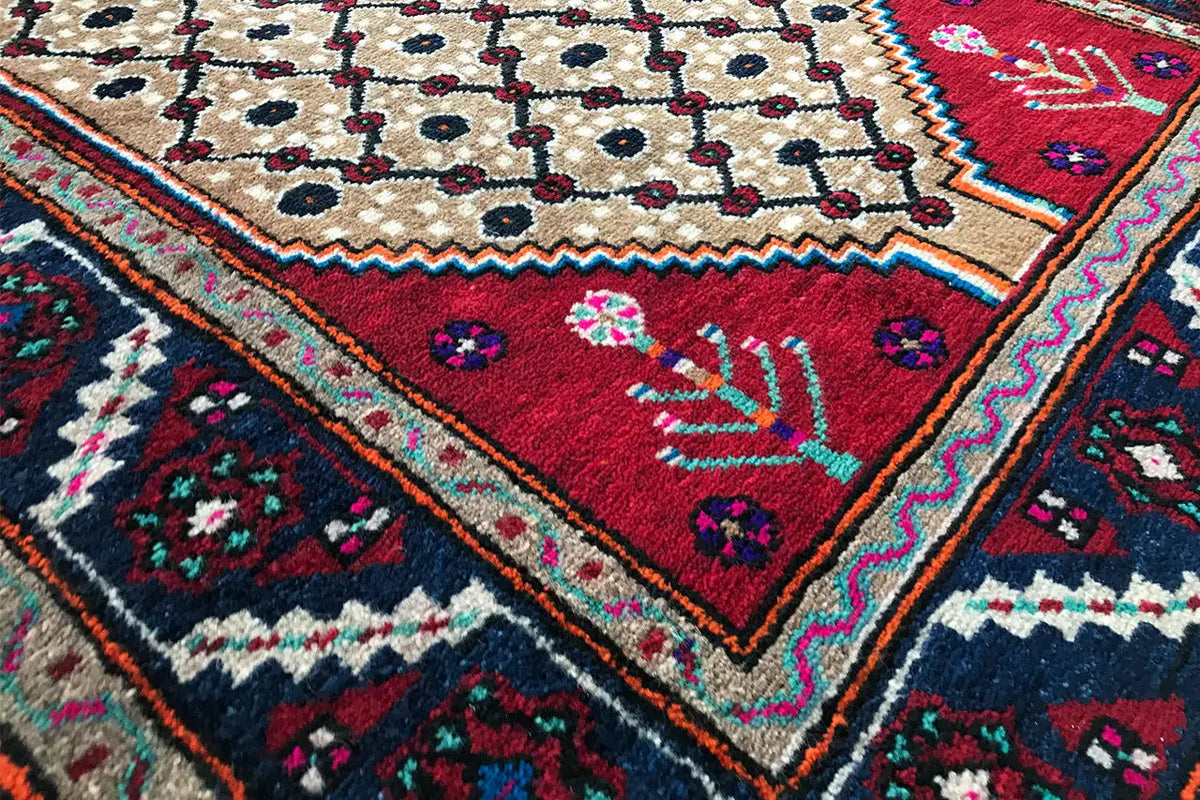 Close-up: Corner motif with a red field, blue border, and ornamental decorative band