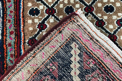 Detail: Fringe-like edge on the beige patterned field with dark blue ornaments
