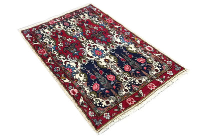 Bakhtiari rug 142x104 cm, folded horizontally, multicolored with fringes along the edge