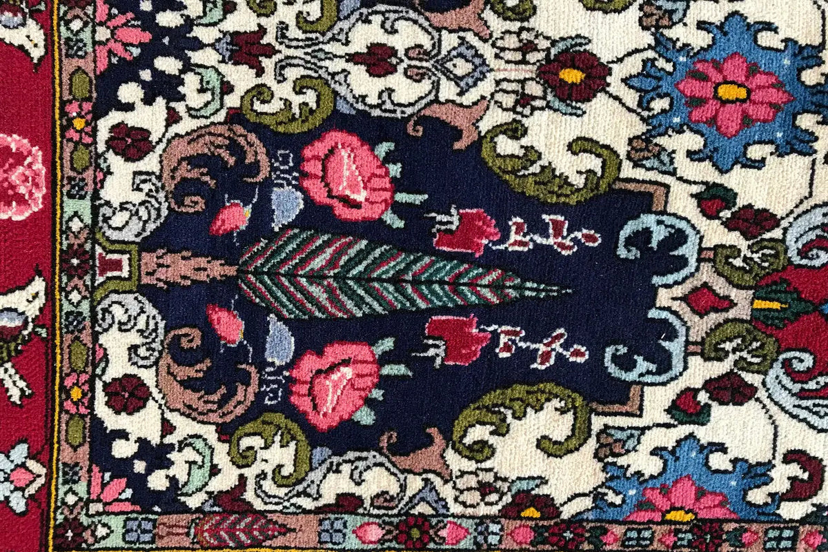 Bakhtiari carpet 142x104 cm, close-up with animal and floral motifs in red and blue