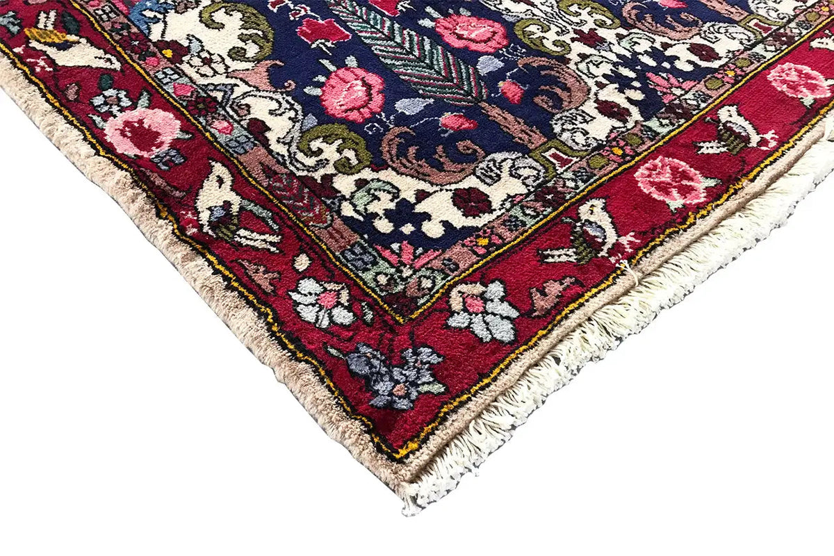 Bakhtiari rug 142x104 cm, corner view with fringes and multicolored border edging