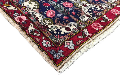 Bakhtiari rug 142x104 cm, corner view with fringes and multicolored border edging