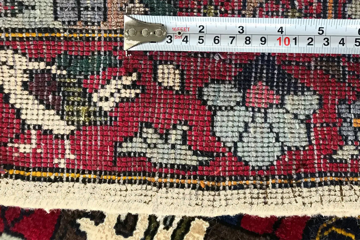 Bakhtiari rug 142x104 cm, close-up of the edge with a tape measure along the hem