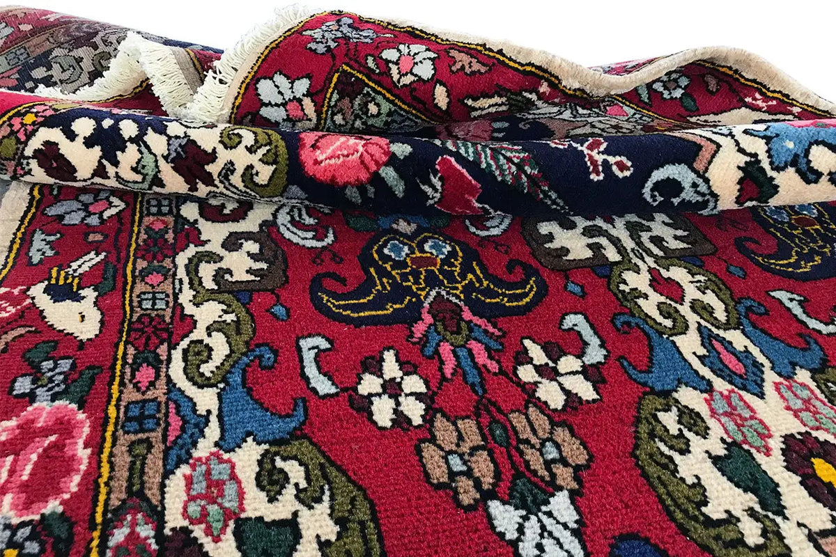 Bakhtiari rug 142x104 cm, detail of a folded area with a floral pattern